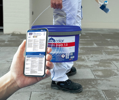 Es wird mit dem Handy der QR-Code von einem Produkt gescannt